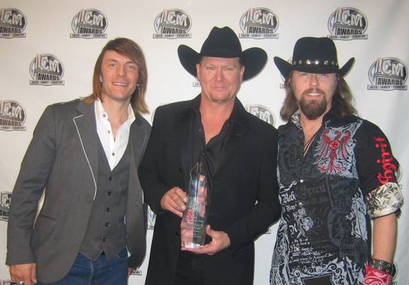 Hammers Present ICM Award To Tracy Lawrence